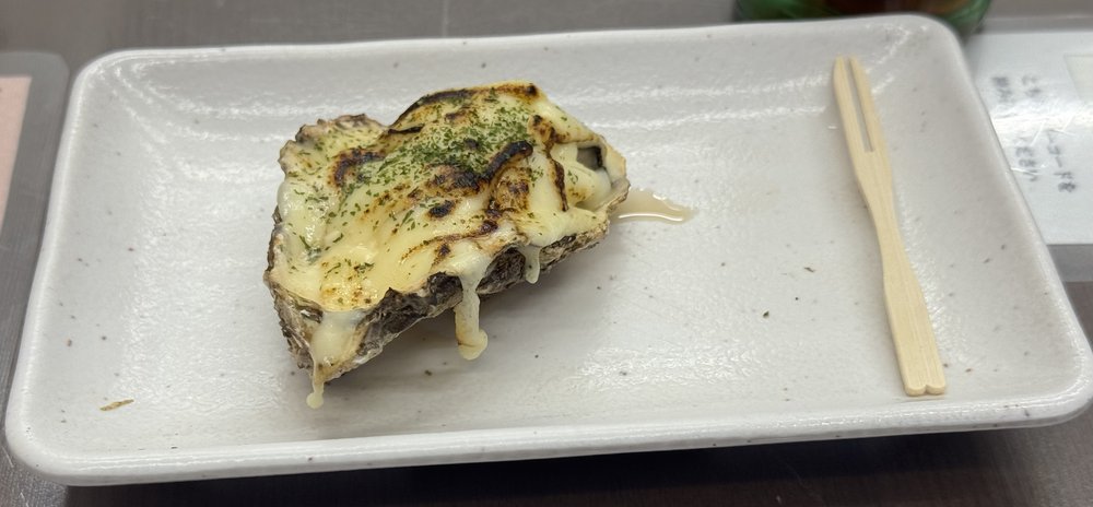 Grilled oyster with cheese and mayonnaise.